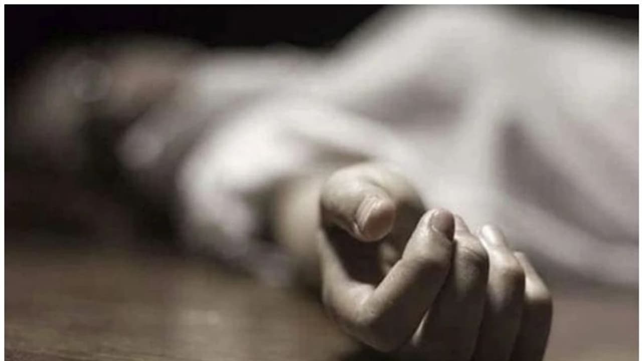 യുവാവിന്റെ മൃതദേഹം വീട്ടിലെത്തിക്കാൻ സാധിച്ചില്ല; പ്രതീകാത്മക അന്ത്യകര്മ്മങ്ങള് നടത്തി ബന്ധുക്കള് യുവാവിന്റെ മൃതദേഹം വീട്ടിലെത്തിക്കാൻ സാധിച്ചില്ല; പ്രതീകാത്മക അന്ത്യകര്മ്മങ്ങള് നടത്തി ബന്ധുക്കള്