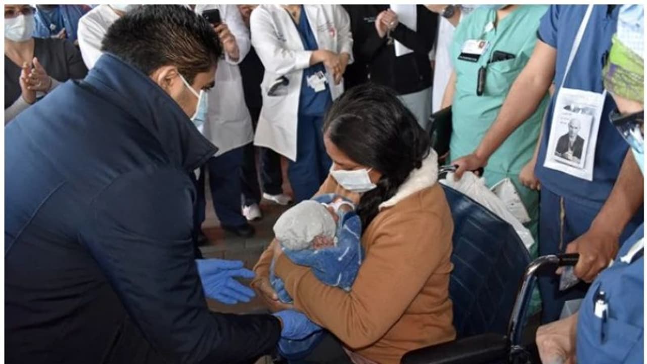 കൊറോണ ബാധിതയായി കോമയിലായി; വെന്‍റിലേറ്ററില്‍ വച്ച് ജന്മം നല്‍കിയ കുഞ്ഞിനെ ആദ്യമായി കണ്ട് അമ്മ