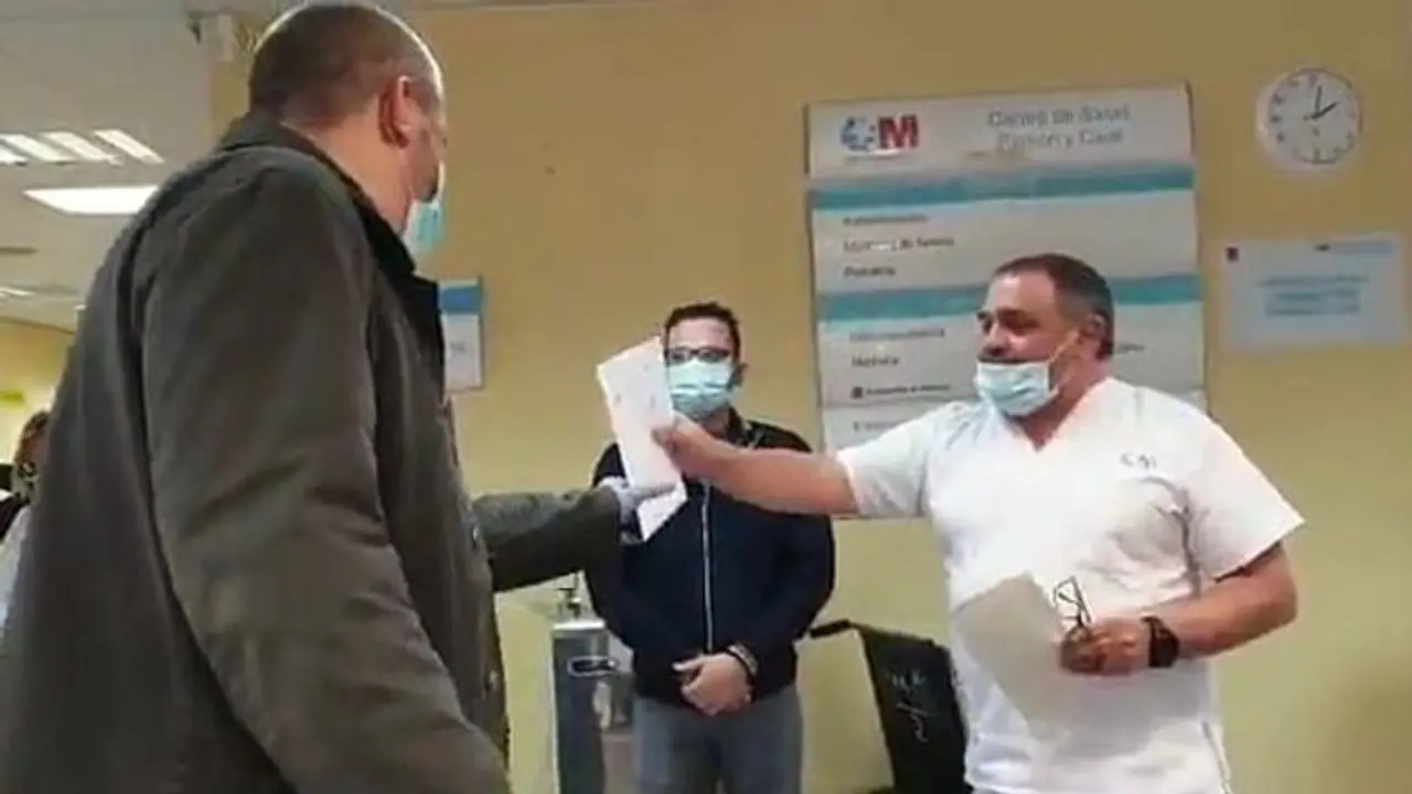 Coronavirus: Here’s why Spanish cab driver got standing ovation, surprise cheque from doctors (Video) Coronavirus: Here’s why Spanish cab driver got standing ovation, surprise cheque from doctors (Video)