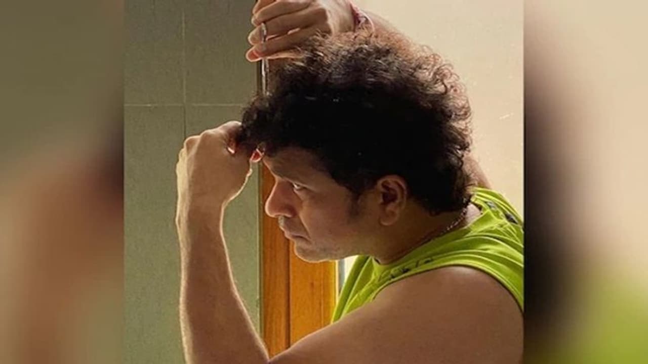 స్క్వేర్ కట్స్ నుండి హెయిర్ కట్స్ వరకు సచిన్ పోస్ట్.. నెటిజన్లు ఫిదా స్క్వేర్ కట్స్ నుండి హెయిర్ కట్స్ వరకు సచిన్ పోస్ట్.. నెటిజన్లు ఫిదా