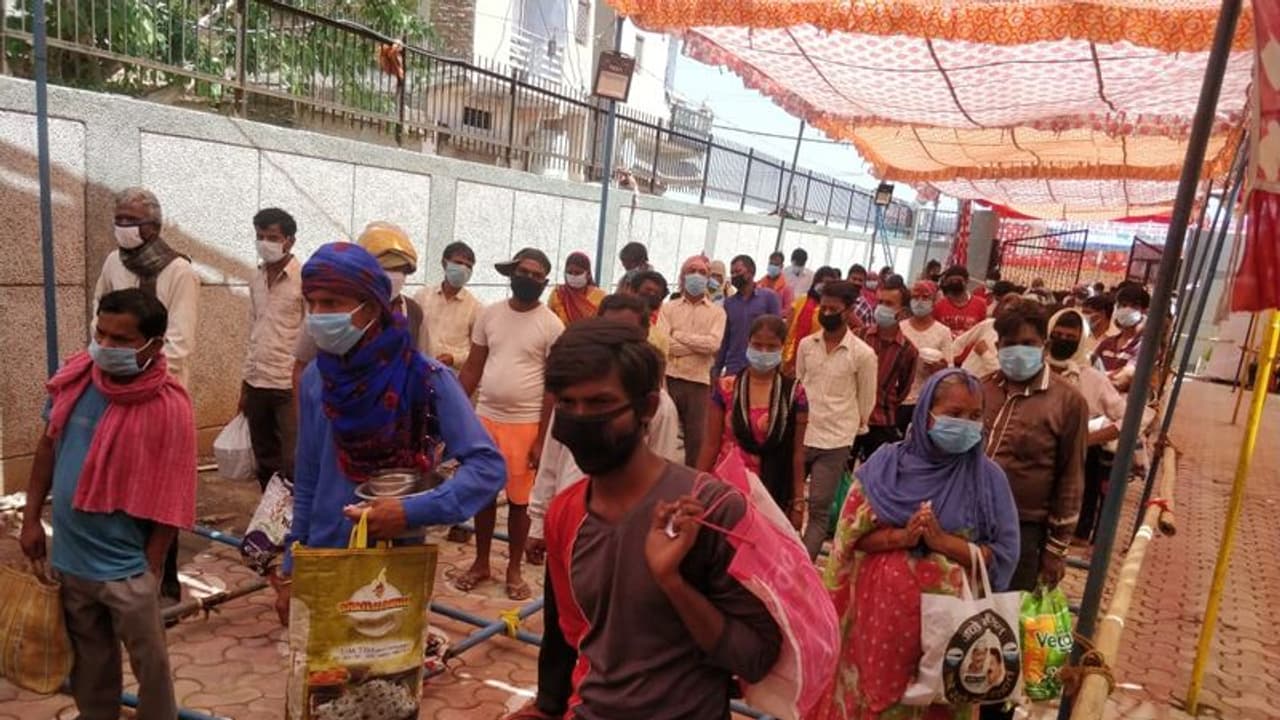 ദില്ലിയിൽ തീവ്രമേഖലയിലെ പൊലീസുകാർക്കും കൊവിഡ്, ലോക്ക് ഡൗൺ മറികടന്ന് ഇന്നും വാഹനങ്ങൾ റോഡിലിറങ്ങി ദില്ലിയിൽ തീവ്രമേഖലയിലെ പൊലീസുകാർക്കും കൊവിഡ്, ലോക്ക് ഡൗൺ മറികടന്ന് ഇന്നും വാഹനങ്ങൾ റോഡിലിറങ്ങി