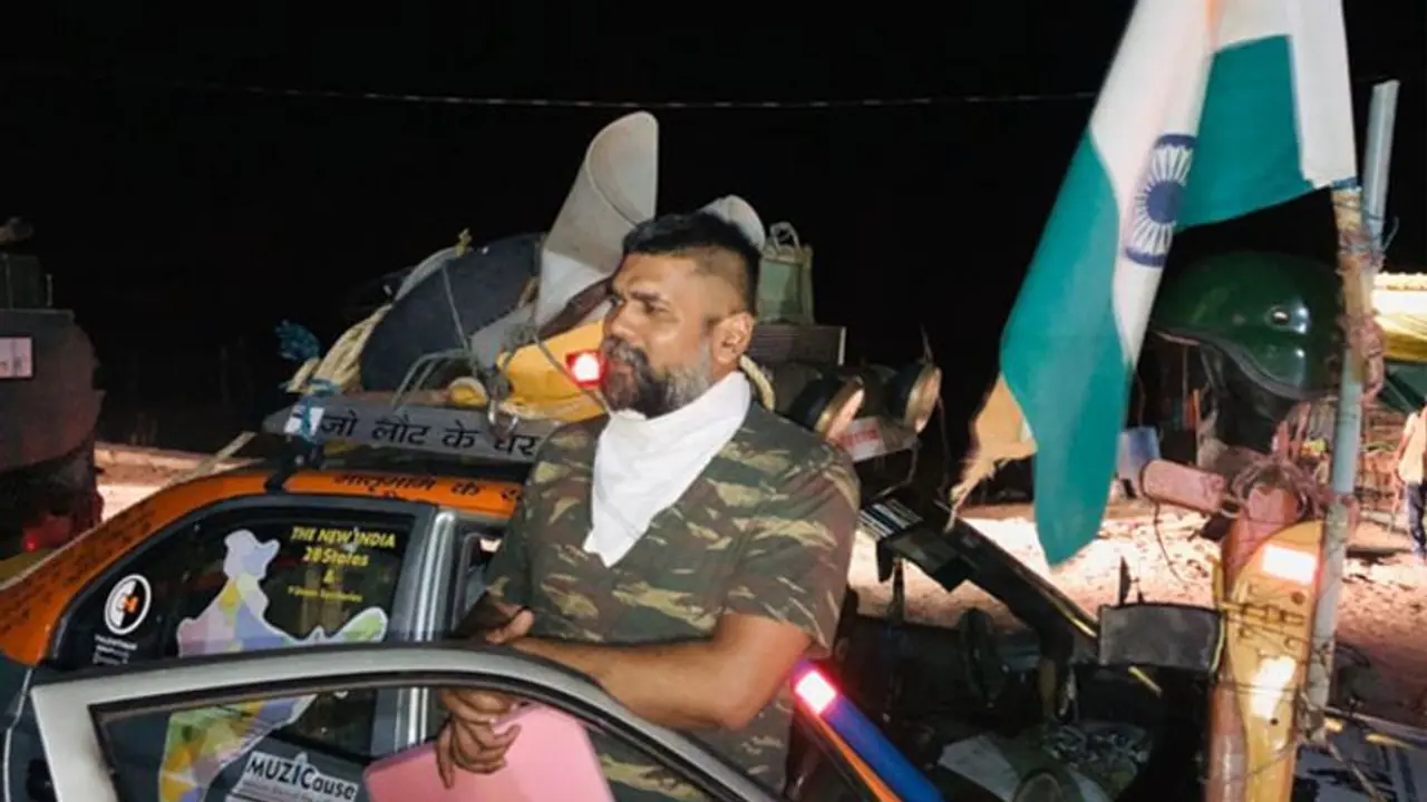 12 राज्यों में जाकर शहीदों के घर से मिट्टी इकट्टा करने निकला था यह यु़वक, लॉकडाउन में फंसा 12 राज्यों में जाकर शहीदों के घर से मिट्टी इकट्टा करने निकला था यह यु़वक, लॉकडाउन में फंसा