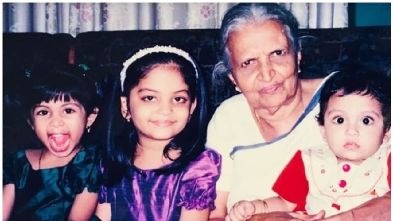 അമ്മൂമ്മയോടൊപ്പം കുഞ്ഞ് അഹാന; ഫോട്ടോയുമായി സിന്ധു കൃഷ്ണകുമാര് അമ്മൂമ്മയോടൊപ്പം കുഞ്ഞ് അഹാന; ഫോട്ടോയുമായി സിന്ധു കൃഷ്ണകുമാര്