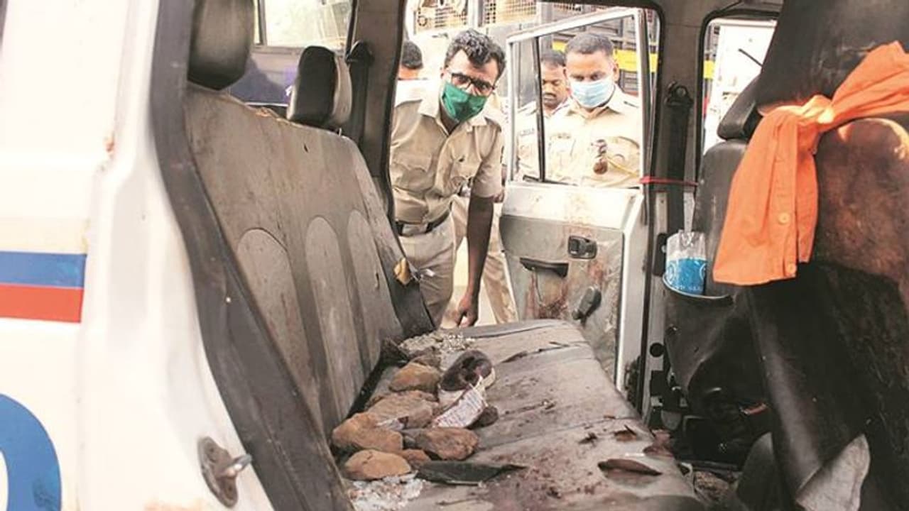 পালঘরে সাধুবাবা হত্যায় নেই কোনও মুসলিম যোগ , তথ্য দিয়ে চাঞ্চল্যকর দাবি মন্ত্রীর পালঘরে সাধুবাবা হত্যায় নেই কোনও মুসলিম যোগ , তথ্য দিয়ে চাঞ্চল্যকর দাবি মন্ত্রীর