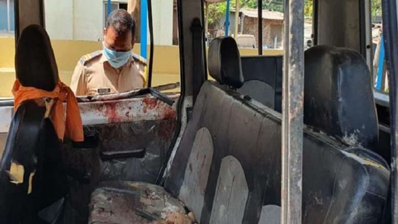 పోలీస్స్టేషన్పై గ్రామస్తుల దాడి.. ఏడుగురు పోలీసులకు తీవ్ర గాయాలు.. కారణమదేనా? పోలీస్స్టేషన్పై గ్రామస్తుల దాడి.. ఏడుగురు పోలీసులకు తీవ్ర గాయాలు.. కారణమదేనా?