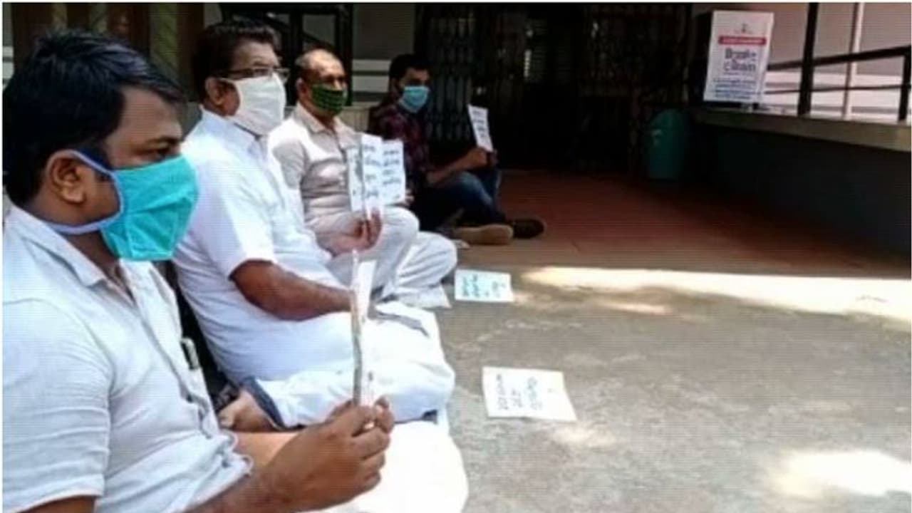 ലോക്ക്ഡൗണ് ലംഘനം; സിപിഎം നേതാവിന്റെ മരുമകനടങ്ങുന്ന സംഘം ഹൈദരാബാദില് നിന്ന് കോഴിക്കോടെത്തി ലോക്ക്ഡൗണ് ലംഘനം; സിപിഎം നേതാവിന്റെ മരുമകനടങ്ങുന്ന സംഘം ഹൈദരാബാദില് നിന്ന് കോഴിക്കോടെത്തി