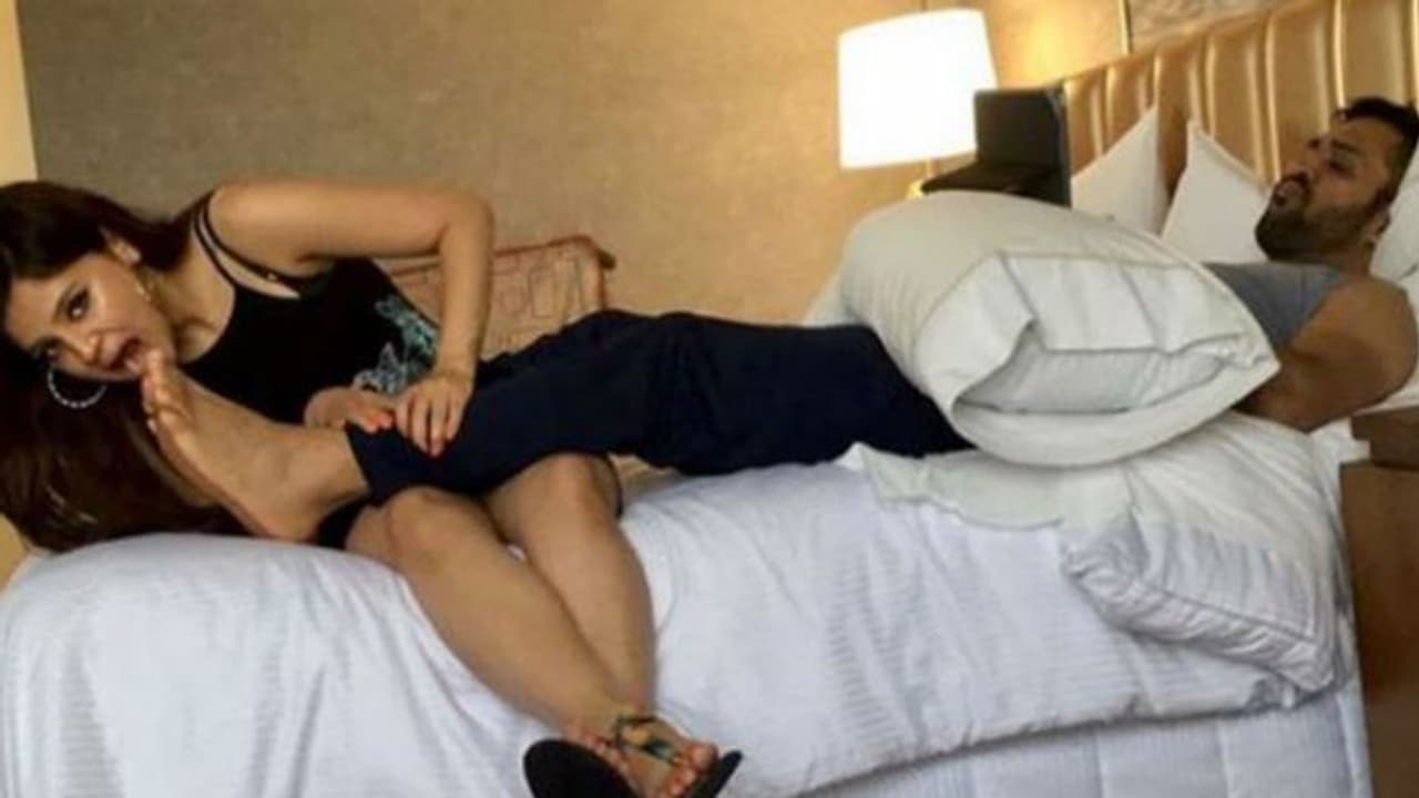 దొరక్క దొరక్క దొరికాడు: లాక్‌డౌన్‌లో ధోనీని అస్సలు వదలడం లేదుగా