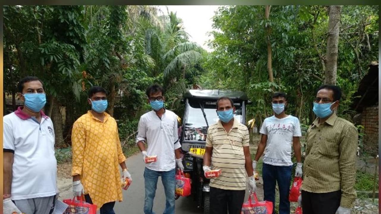 হাল খাতা না করলেও মিষ্টি এল বাড়ি, বিনামূল্য়ের রসগোল্লায় ডুব ৩০০ বসিরহাটবাসীর হাল খাতা না করলেও মিষ্টি এল বাড়ি, বিনামূল্য়ের রসগোল্লায় ডুব ৩০০ বসিরহাটবাসীর