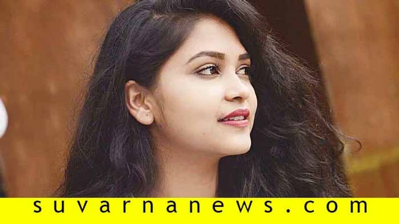 ಬೇರೆ ಧಾರಾವಾಹಿಗಳನ್ನು ನೋಡುತ್ತಾ ಎಂಜಾಯ್ ಮಾಡುತ್ತಿರುವ 'ಕಮಲಿ'! ಬೇರೆ ಧಾರಾವಾಹಿಗಳನ್ನು ನೋಡುತ್ತಾ ಎಂಜಾಯ್ ಮಾಡುತ್ತಿರುವ 'ಕಮಲಿ'!