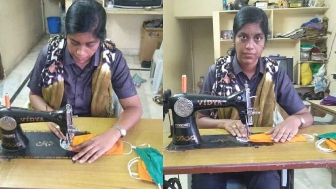 ഒഴിവ് നേരങ്ങളിൽ മാസ്ക് നിർമ്മിച്ച് കോളനികളില് വിതരണം; മാതൃകയായി പൊലീസ് കോൺസ്റ്റബിൾ ഒഴിവ് നേരങ്ങളിൽ മാസ്ക് നിർമ്മിച്ച് കോളനികളില് വിതരണം; മാതൃകയായി പൊലീസ് കോൺസ്റ്റബിൾ