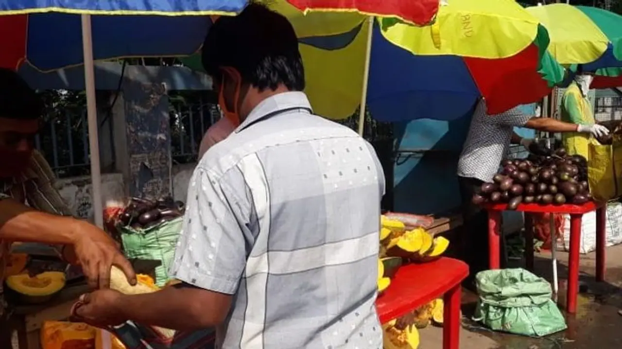 লকডাউনে 'বিনেপয়সার বাজার', ব্যাগভর্তি সবজি নিয়ে ফিরলেন একশোরও বেশি মানুষ