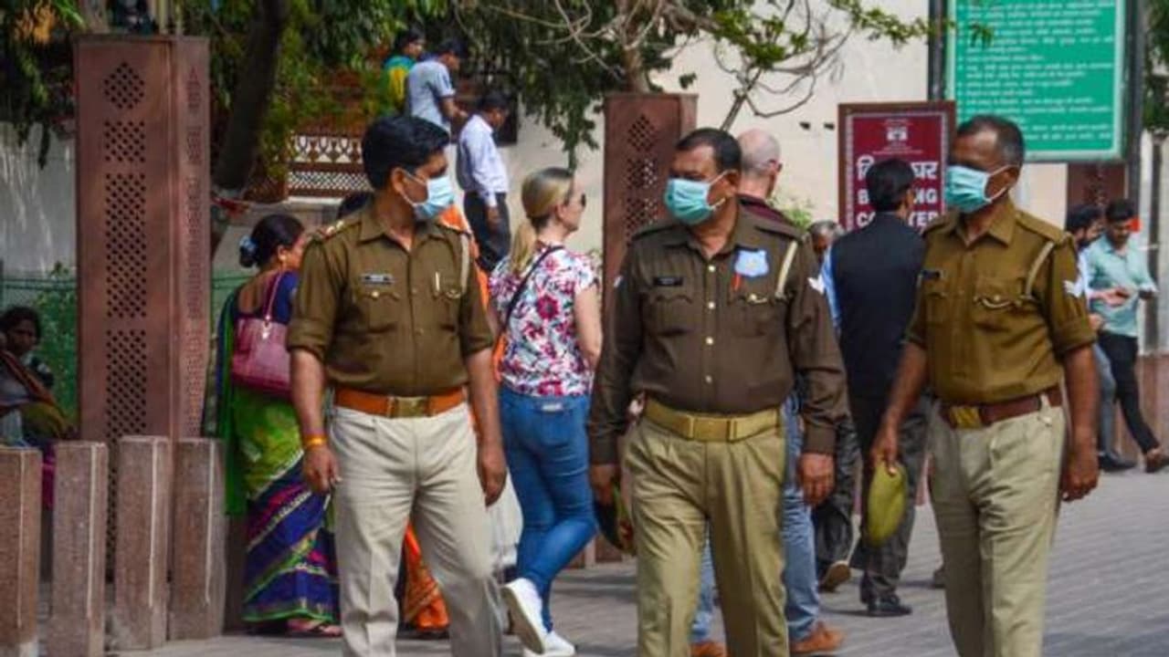 शटर काट रहा था चोर, पुलिस ने पकड़ा तो निकला कोरोना पॉजिटिव, 3 पुलिसकर्मी भी किए गए क्वारंटाइन शटर काट रहा था चोर, पुलिस ने पकड़ा तो निकला कोरोना पॉजिटिव, 3 पुलिसकर्मी भी किए गए क्वारंटाइन