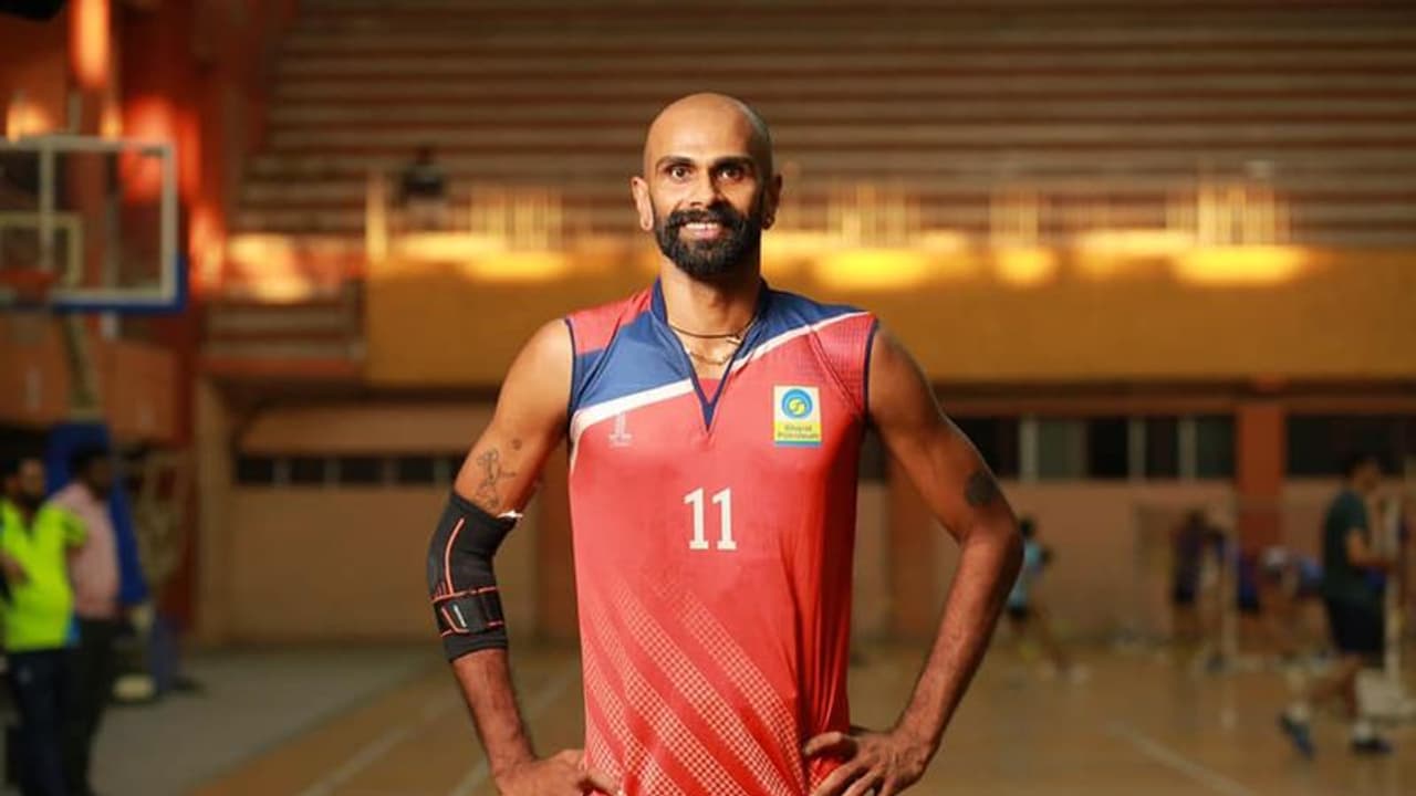 ആ ചോദ്യം തറച്ചത് എന്റെ നെഞ്ചിലാണ്; നൊമ്പരപ്പെടുത്തുന്ന അനുഭവക്കുറിപ്പുമായി വോളി താരം കിഷോര് കുമാര് ആ ചോദ്യം തറച്ചത് എന്റെ നെഞ്ചിലാണ്; നൊമ്പരപ്പെടുത്തുന്ന അനുഭവക്കുറിപ്പുമായി വോളി താരം കിഷോര് കുമാര്