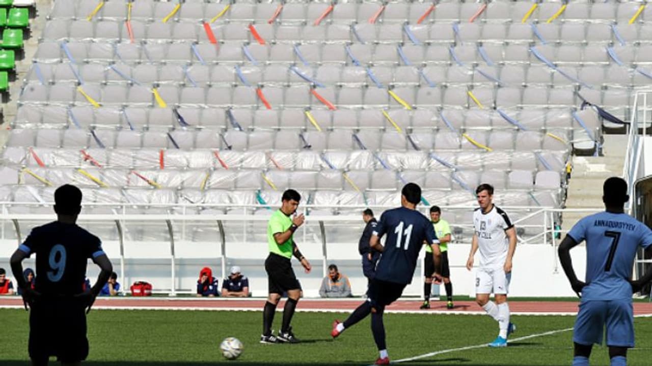 করোনা আতঙ্কের মধ্যেই তুর্কমেনিস্তানে শুরু হল ফুটবল লিগ, খেলা দেখল দর্শকও করোনা আতঙ্কের মধ্যেই তুর্কমেনিস্তানে শুরু হল ফুটবল লিগ, খেলা দেখল দর্শকও