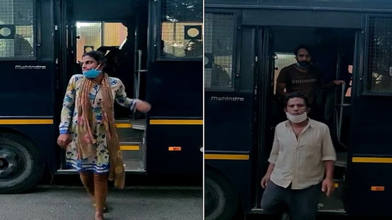 ಕೊರೋನಾ ಗೂಂಡಾಗಳಿಗೆ 2 ವರ್ಷ ಜೈಲು, ದಂಡ?: ಸುಗ್ರೀವಾಜ್ಞೆ ಜಾರಿಗೆ ನಿರ್ಧಾರ! ಕೊರೋನಾ ಗೂಂಡಾಗಳಿಗೆ 2 ವರ್ಷ ಜೈಲು, ದಂಡ?: ಸುಗ್ರೀವಾಜ್ಞೆ ಜಾರಿಗೆ ನಿರ್ಧಾರ!