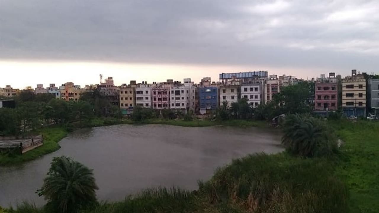 বিকেলের পরই দুই বঙ্গে ঝড় বৃষ্টি, ঘণ্টায় ৬০ কিমি বেগে কালবৈশাখীর পূর্বাভাস