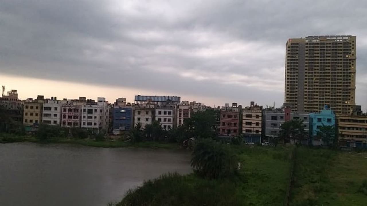 পার্বত্য় অঞ্চলে অতি ভারী বৃষ্টি, সঙ্গে ঝড়ের পূর্বাভাস বাংলায়