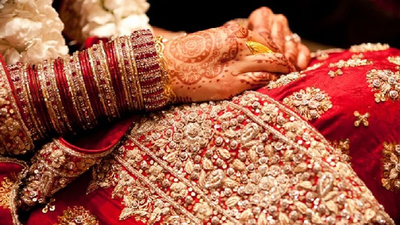 Online Marriage: కొత్త తరహా పెళ్లి.. ఇండియాలో పెళ్లికూతురు.. అమెరికాలో పెళ్లికొడుకు.. Online Marriage: కొత్త తరహా పెళ్లి.. ఇండియాలో పెళ్లికూతురు.. అమెరికాలో పెళ్లికొడుకు..