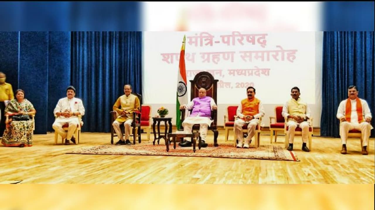 ২ বিদ্রোহী কংগ্রেসি কে নিয়ে ৫ জন, অবশেষে লকডাউনের মধ্যেই 'মামাজি' গড়লেন মন্ত্রিসভা ২ বিদ্রোহী কংগ্রেসি কে নিয়ে ৫ জন, অবশেষে লকডাউনের মধ্যেই 'মামাজি' গড়লেন মন্ত্রিসভা