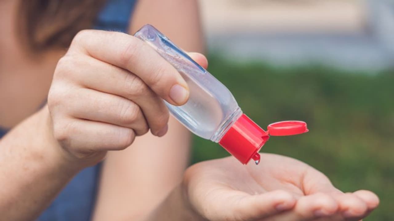 വാറ്റ് ചാരായത്തില് ഹാൻഡ് സാനിറ്റൈസർ ചേർത്ത് കുടിച്ച യുവതിയും സഹോദരനും മരിച്ചു വാറ്റ് ചാരായത്തില് ഹാൻഡ് സാനിറ്റൈസർ ചേർത്ത് കുടിച്ച യുവതിയും സഹോദരനും മരിച്ചു