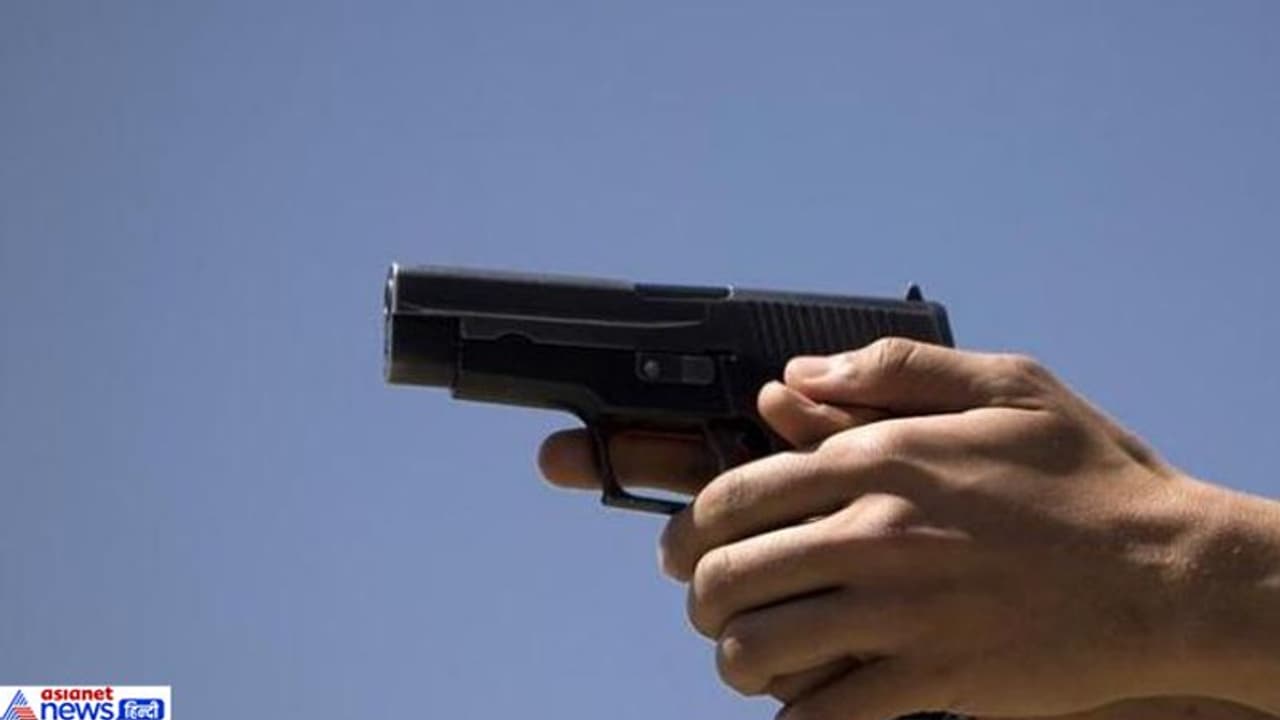 पत्नी और बच्चों की हत्या के लिए पिता ने थमाई बेटी को पिस्टल, लेकिन लड़की ने उठा लिया ये बड़ा कदम पत्नी और बच्चों की हत्या के लिए पिता ने थमाई बेटी को पिस्टल, लेकिन लड़की ने उठा लिया ये बड़ा कदम