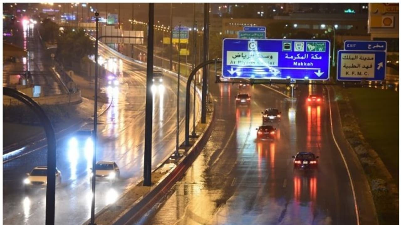 സൗദിയില് പലയിടങ്ങളിലും മഴ തുടരുന്നു സൗദിയില് പലയിടങ്ങളിലും മഴ തുടരുന്നു