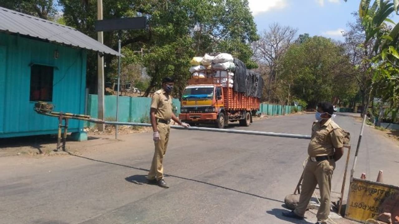 ബാവലി ചെക്പോസ്റ്റില് പ്രാഥമിക കൃത്യങ്ങള്ക്ക് സൗകര്യങ്ങളില്ല; ഡ്രൈവര്മാരും സഹായികളും ദുരിതത്തില് ബാവലി ചെക്പോസ്റ്റില് പ്രാഥമിക കൃത്യങ്ങള്ക്ക് സൗകര്യങ്ങളില്ല; ഡ്രൈവര്മാരും സഹായികളും ദുരിതത്തില്