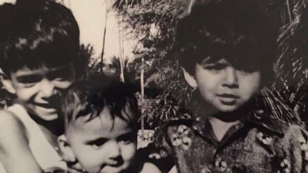 சகோதரர்களின் அன்பு பிடியில் குழந்தையாய் இருக்கும் இந்த முன்னணி நடிகை யார் தெரியுமா? ஷாக் ஆகிடாதீங்க! சகோதரர்களின் அன்பு பிடியில் குழந்தையாய் இருக்கும் இந்த முன்னணி நடிகை யார் தெரியுமா? ஷாக் ஆகிடாதீங்க!