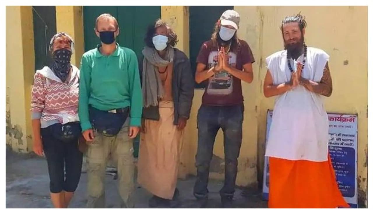 লকডাউনের ভারতে দেখা মিলল গুহাবাসীদের, এদেশে ঘুরতে এসে আতান্তরে বিদেশি পর্যটকরা লকডাউনের ভারতে দেখা মিলল গুহাবাসীদের, এদেশে ঘুরতে এসে আতান্তরে বিদেশি পর্যটকরা