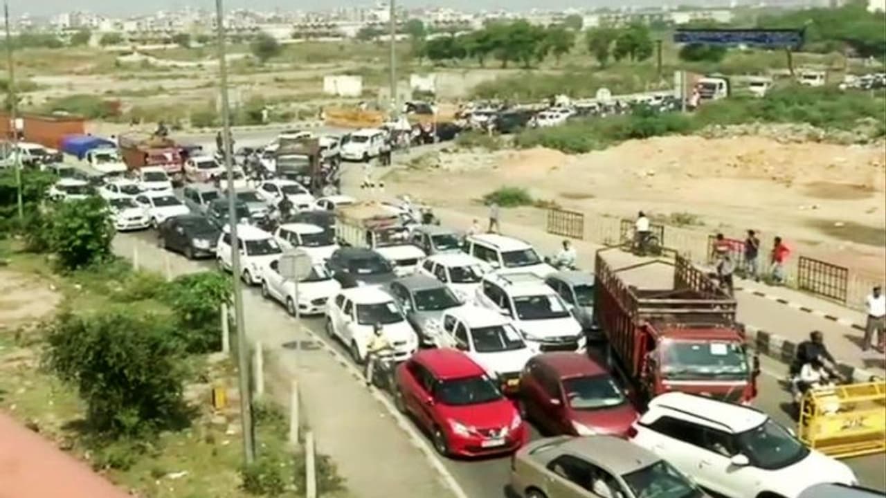  భారీ వర్షాల ఎఫెక్ట్... ఆదిలాబాద్ లో 20కి.మీల భారీ ట్రాఫిక్ జామ్