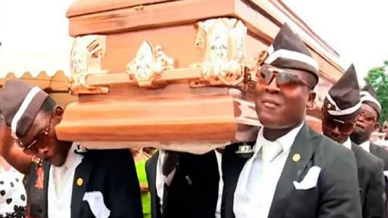 അവസാനയാത്ര ഇത്രയും 'മാസാ'യാലെന്താ കുഴപ്പം? ശവപ്പെട്ടി ചുമക്കുമ്പോള്‍ ഡാന്‍സ് ചെയ്യുന്ന ഇവര്‍ ആരാണ്?