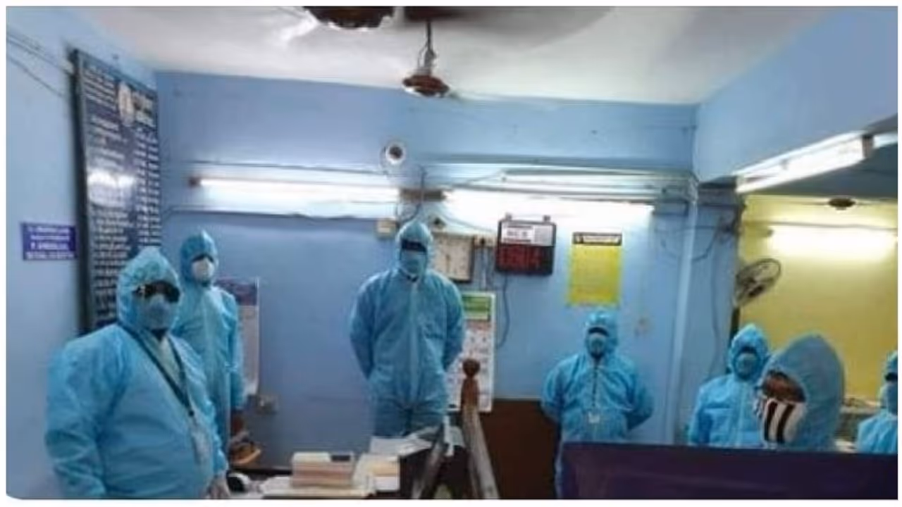 திமுக கூட இதை கண்டு கொள்ளவில்லையே... தமிழக அரசே இது நியாயமா..? கொரோனா வார்டு போல மாறிய பத்திரப் பதிவுதுறை..! திமுக கூட இதை கண்டு கொள்ளவில்லையே... தமிழக அரசே இது நியாயமா..? கொரோனா வார்டு போல மாறிய பத்திரப் பதிவுதுறை..!