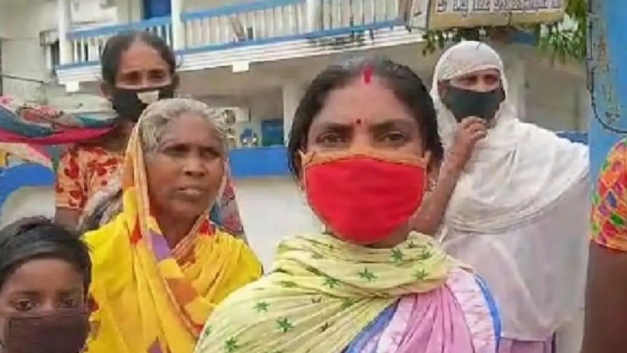 লকডাউনে 'খাদ্যের সংকট', হরিরামপুরে বিডিও অফিসের সামনে বিক্ষোভ মহিলাদের লকডাউনে 'খাদ্যের সংকট', হরিরামপুরে বিডিও অফিসের সামনে বিক্ষোভ মহিলাদের