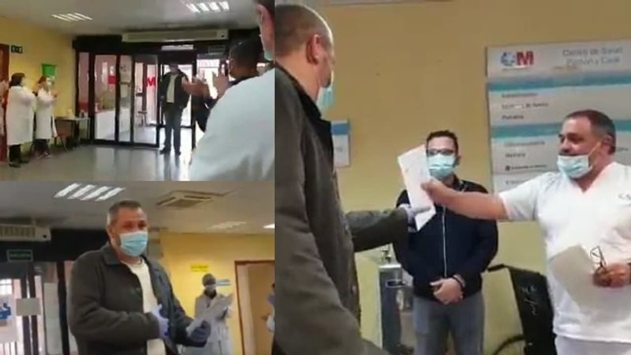 കൊവിഡിനിടെ രോഗികളെ സൗജന്യമായി ആശുപത്രിയിൽ എത്തിച്ച് ടാക്സി ഡ്രൈവർ; അഭിനന്ദിച്ച് ഡോക്ടർമാരും നഴ്സുമാരും കൊവിഡിനിടെ രോഗികളെ സൗജന്യമായി ആശുപത്രിയിൽ എത്തിച്ച് ടാക്സി ഡ്രൈവർ; അഭിനന്ദിച്ച് ഡോക്ടർമാരും നഴ്സുമാരും