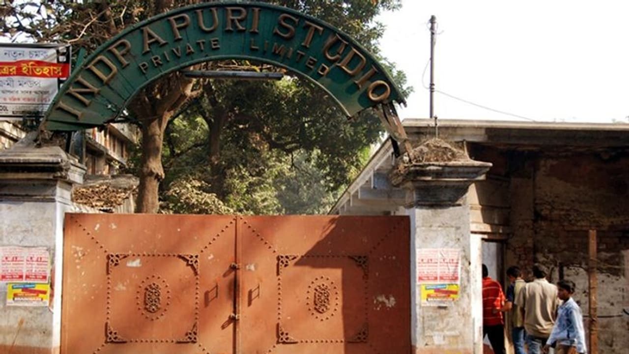 শ্যুটিং বন্ধে আর্থিক সঙ্কট টলিপাড়ায়, পার্শ্ব শিল্পীদের অর্থসাহায্যে আর্টিস্ট ফোরাম শ্যুটিং বন্ধে আর্থিক সঙ্কট টলিপাড়ায়, পার্শ্ব শিল্পীদের অর্থসাহায্যে আর্টিস্ট ফোরাম