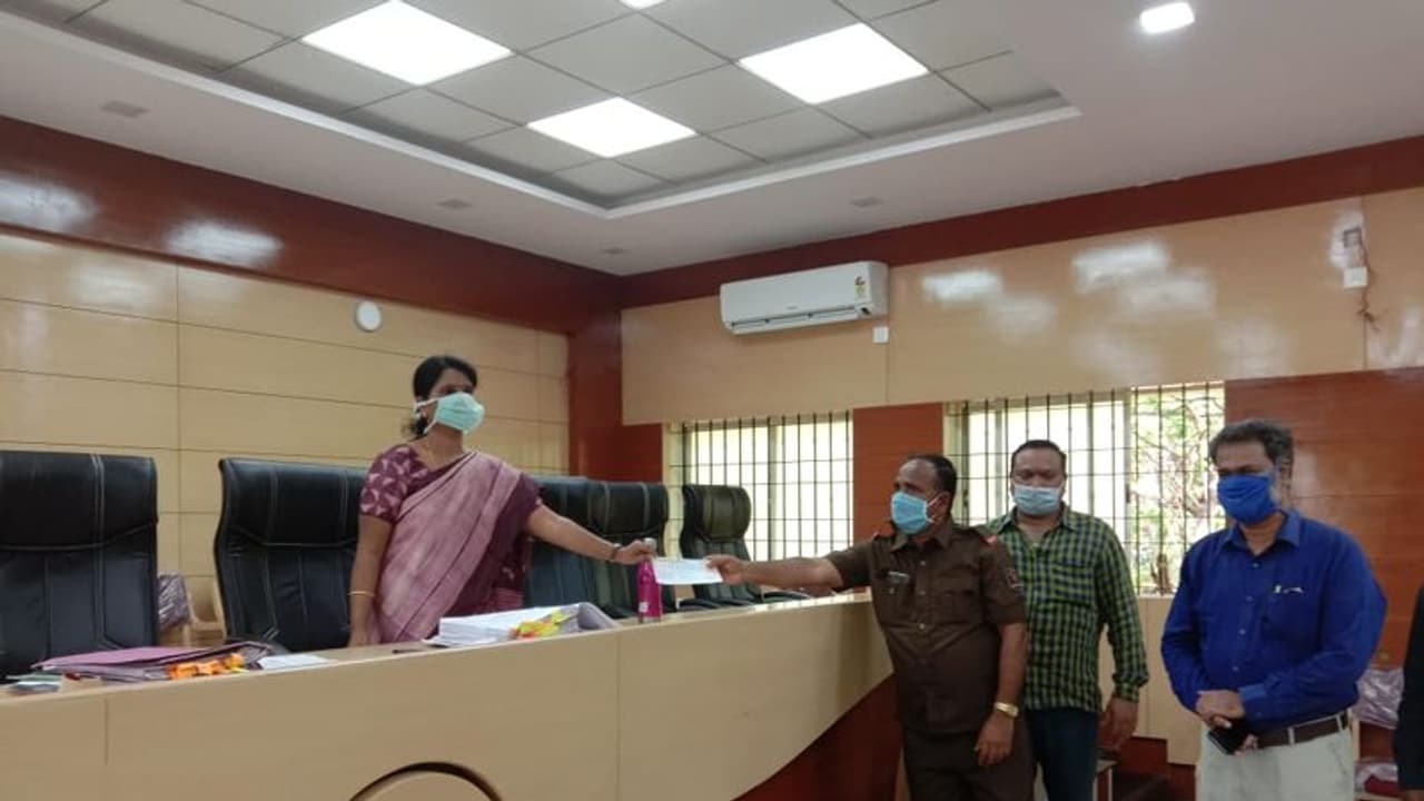 ಬರುವ ಸಂಬಳ ಕೊಟ್ಟು ಮಾದರಿಯಾದ NWKRTC ಕಂಡಕ್ಟರ್..! ಬರುವ ಸಂಬಳ ಕೊಟ್ಟು ಮಾದರಿಯಾದ NWKRTC ಕಂಡಕ್ಟರ್..!