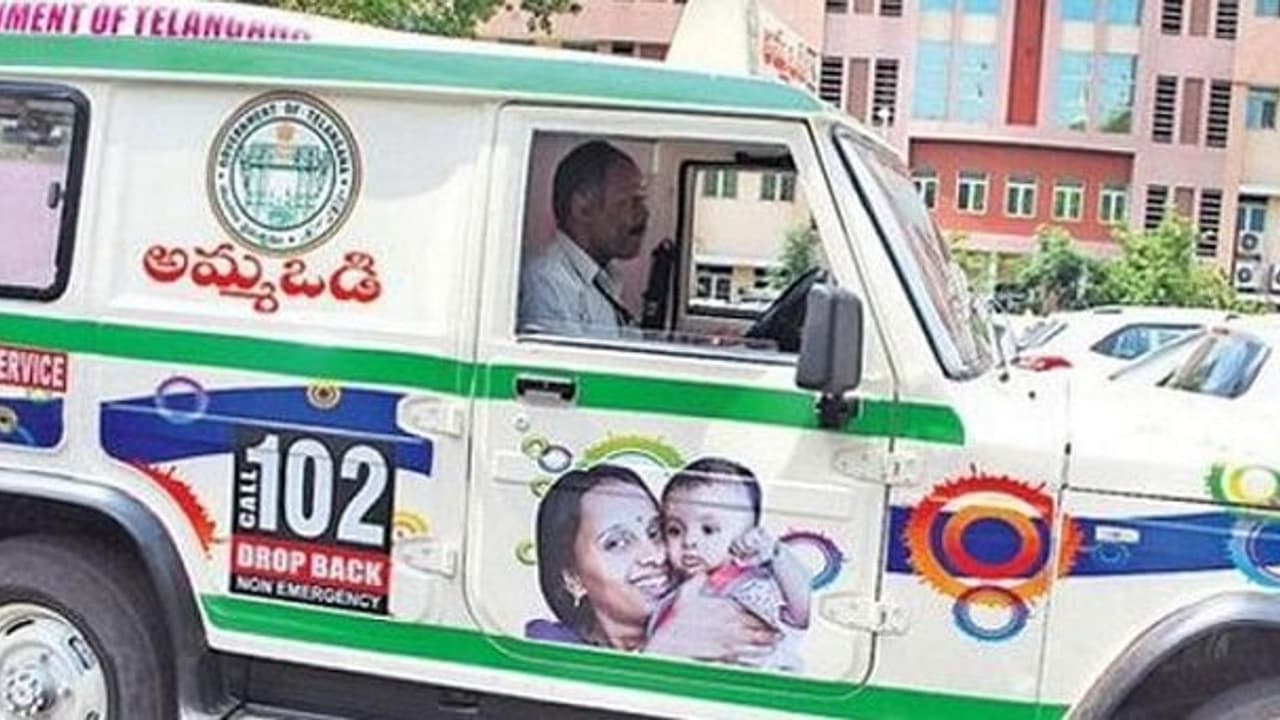 పోలీసుల అత్యుత్సాహం: బాలింత ప్రయాణిస్తున్న అమ్మఒడి వాహనం సీజ్! పోలీసుల అత్యుత్సాహం: బాలింత ప్రయాణిస్తున్న అమ్మఒడి వాహనం సీజ్!