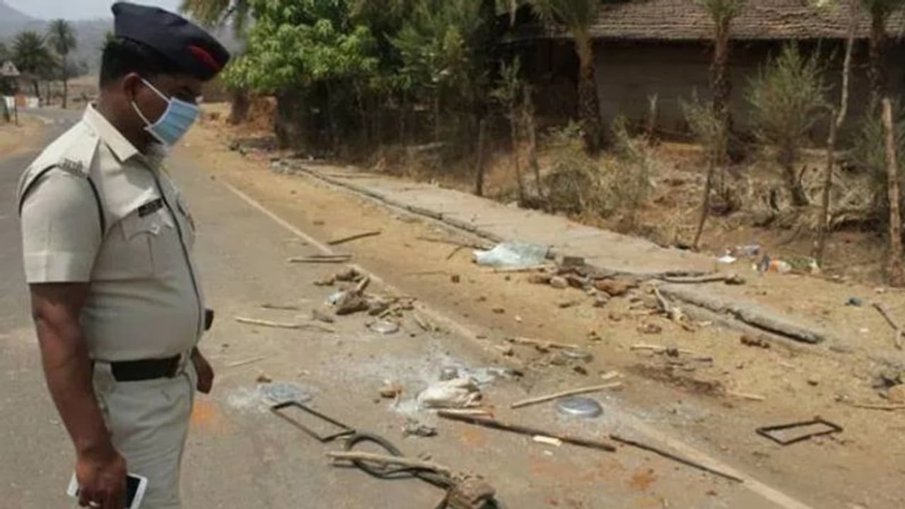 സന്യാസിമാരുടെ കൊലപാതകം; 101 പേര് അറസ്റ്റില്, ഒരാള് പോലും മുസ്ലീമല്ല, വര്ഗ്ഗീയത പരത്തുന്നതിനെതിരെ മന്ത്രി സന്യാസിമാരുടെ കൊലപാതകം; 101 പേര് അറസ്റ്റില്, ഒരാള് പോലും മുസ്ലീമല്ല, വര്ഗ്ഗീയത പരത്തുന്നതിനെതിരെ മന്ത്രി