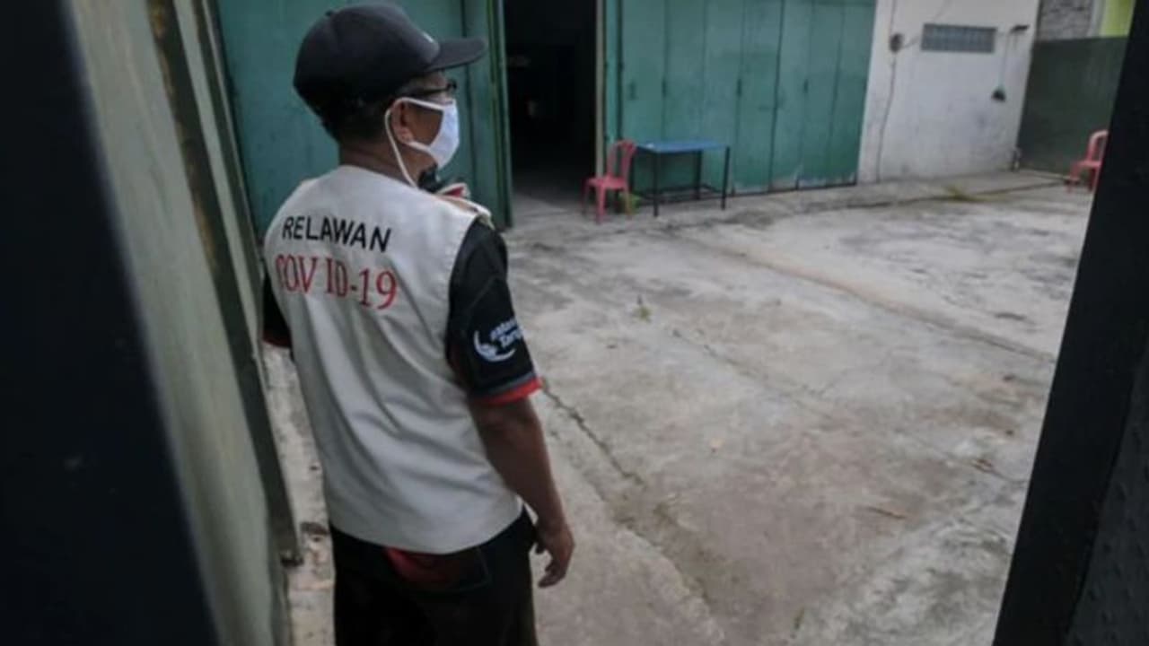 വീട്ടിലിരിക്കാന്‍ പറഞ്ഞിട്ട് കേള്‍ക്കാത്തവര്‍ക്ക് 'വറൈറ്റി' ശിക്ഷയുമായി ഒരു നാട്...