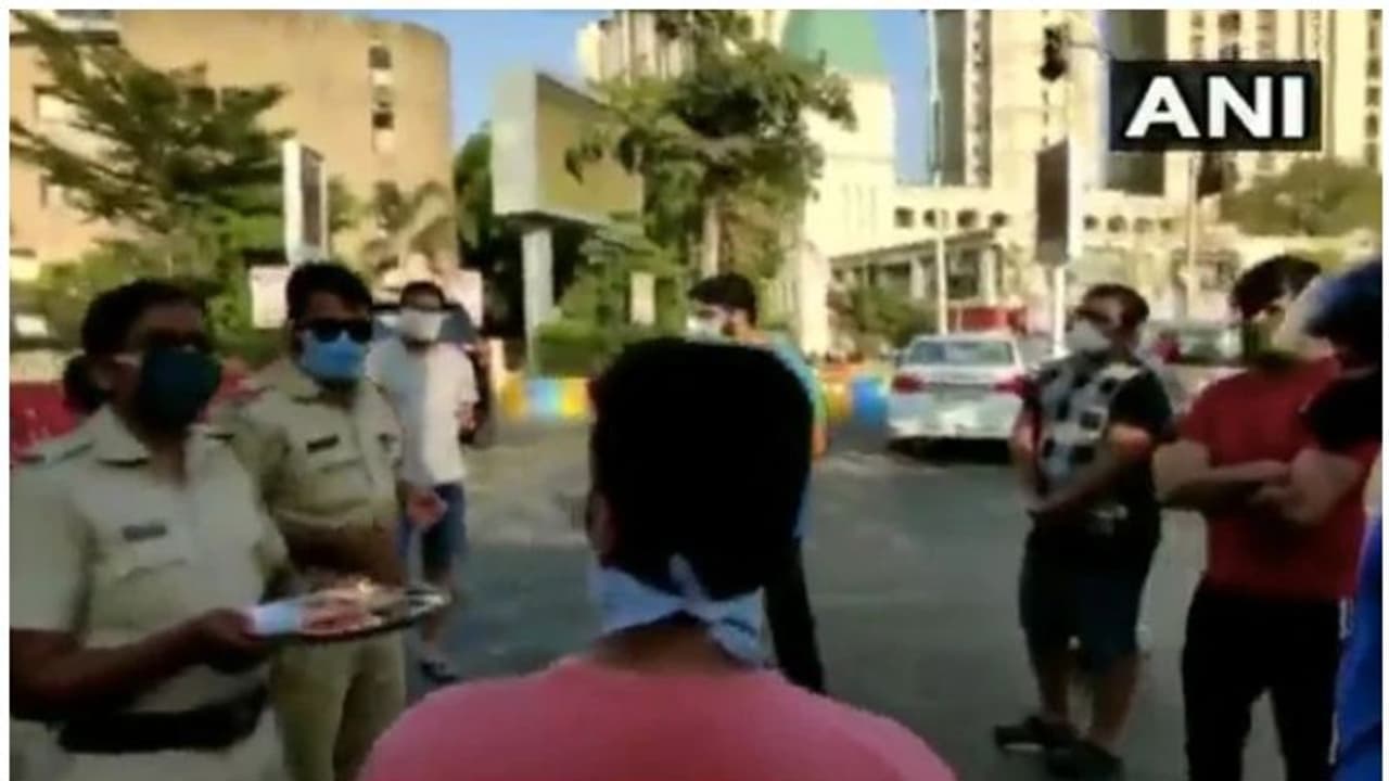 'നിൽക്ക്, ആരതിയുഴിഞ്ഞിട്ട് പോകാം'; ലോക്ക് ഡൗൺ ലംഘിച്ചവരോട് താനെ പൊലീസ്; വീഡിയോ