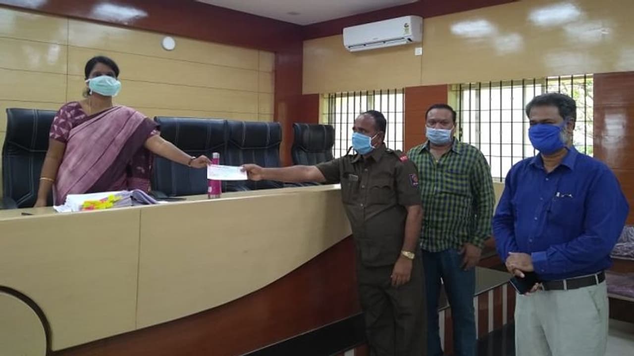 ಕೋವಿಡ್ ಪರಿಹಾರ ನಿಧಿಗೆ ವೇತನ ನೀಡಿ ಮಾದರಿಯಾದ ಬಸ್ ಕಂಡಕ್ಟರ್..! ಕೋವಿಡ್ ಪರಿಹಾರ ನಿಧಿಗೆ ವೇತನ ನೀಡಿ ಮಾದರಿಯಾದ ಬಸ್ ಕಂಡಕ್ಟರ್..!