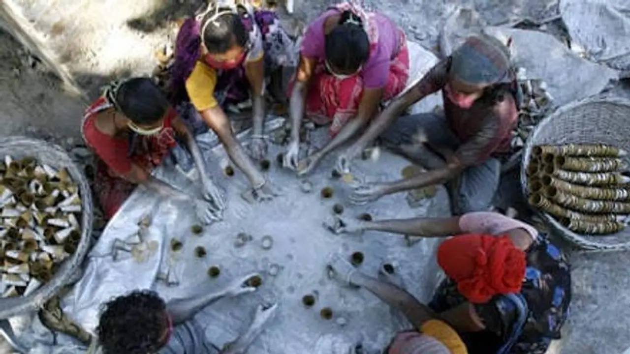 ஊரடங்கு தளர்த்தப்பட்டும் வேலைக்கு போகமுடியல..!! பேருந்து இயக்க கோரும் சிவகாசி பட்டாசு ஆலை தொழிலாளர்கள்..!! ஊரடங்கு தளர்த்தப்பட்டும் வேலைக்கு போகமுடியல..!! பேருந்து இயக்க கோரும் சிவகாசி பட்டாசு ஆலை தொழிலாளர்கள்..!!