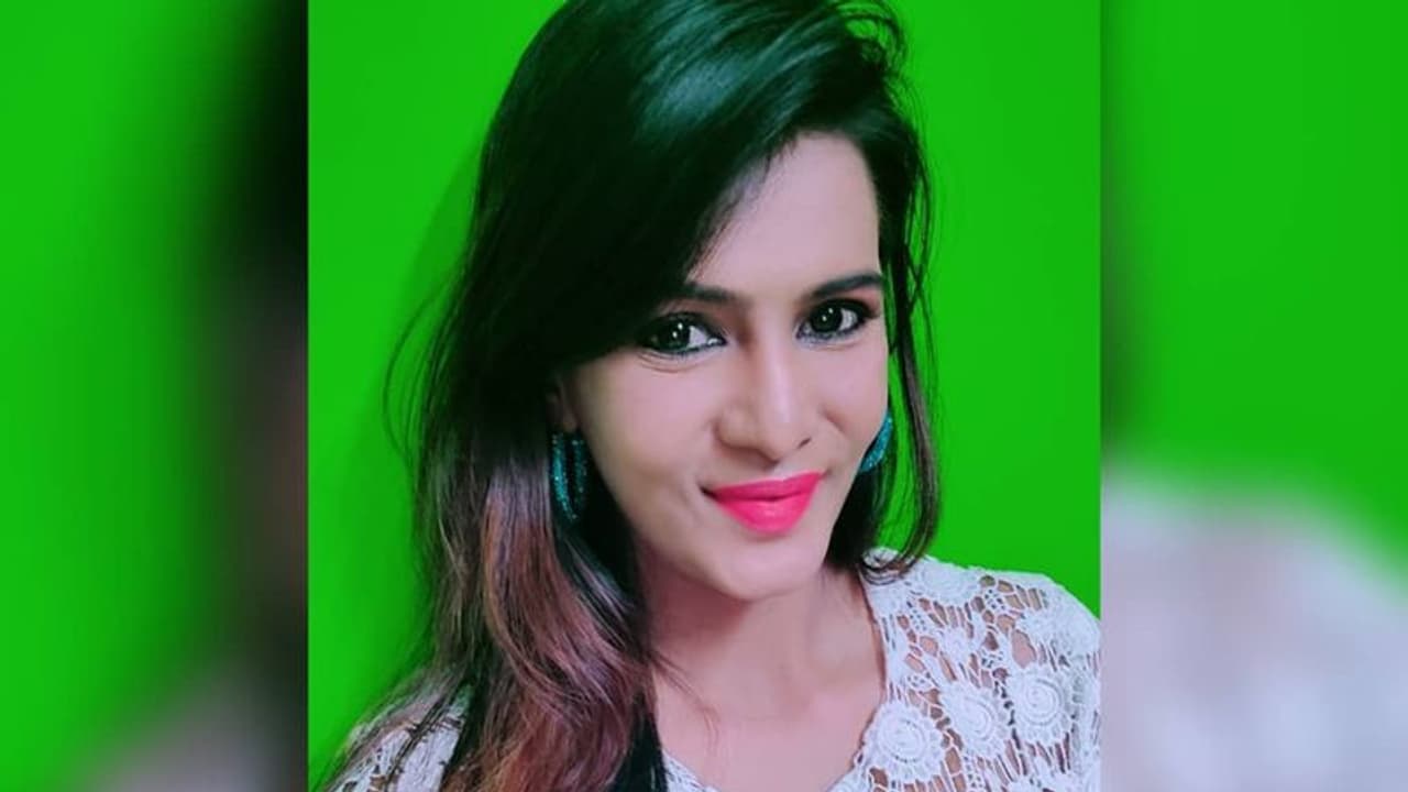 அவ்ளோ பெரிய அப்பாடக்கரா? முதல்வரையும் விட்டு வைக்காத மீரா மிதுன்! ஐடி ரெய்டு பற்றி பேசிய ஆப்பு வாங்கிய சோகம்! அவ்ளோ பெரிய அப்பாடக்கரா? முதல்வரையும் விட்டு வைக்காத மீரா மிதுன்! ஐடி ரெய்டு பற்றி பேசிய ஆப்பு வாங்கிய சோகம்!