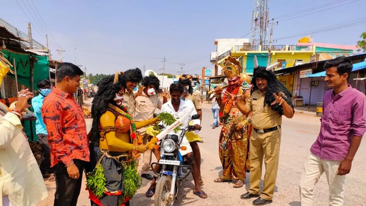 COVID 19: Yamaraj warns bikers at Karnataka’s Koppal, tightens noose around their necks COVID 19: Yamaraj warns bikers at Karnataka’s Koppal, tightens noose around their necks