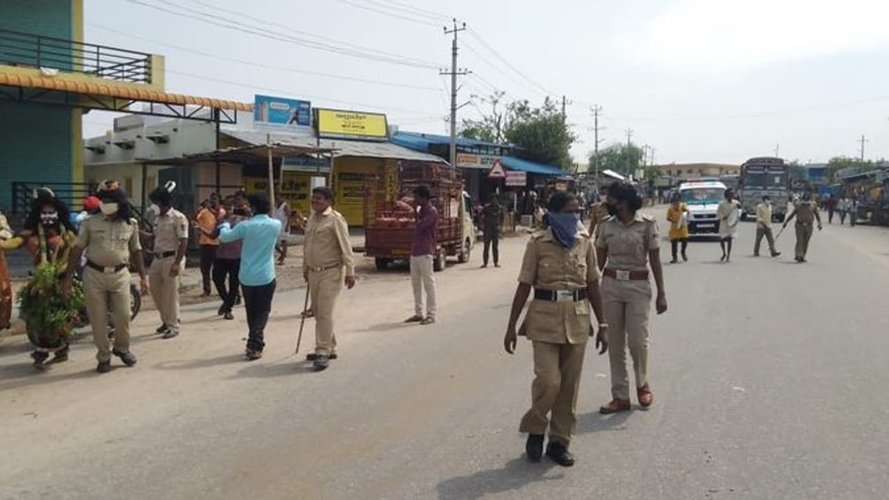 ಲಾಕ್ಡೌನ್: ವಾಹನ ತಪಾಸಣೆ ವೇಳೆ ಹೆಡ್ಕಾನ್ಸ್ಟೇಬಲ್ಗೆ ಡಿಕ್ಕಿ ಲಾಕ್ಡೌನ್: ವಾಹನ ತಪಾಸಣೆ ವೇಳೆ ಹೆಡ್ಕಾನ್ಸ್ಟೇಬಲ್ಗೆ ಡಿಕ್ಕಿ