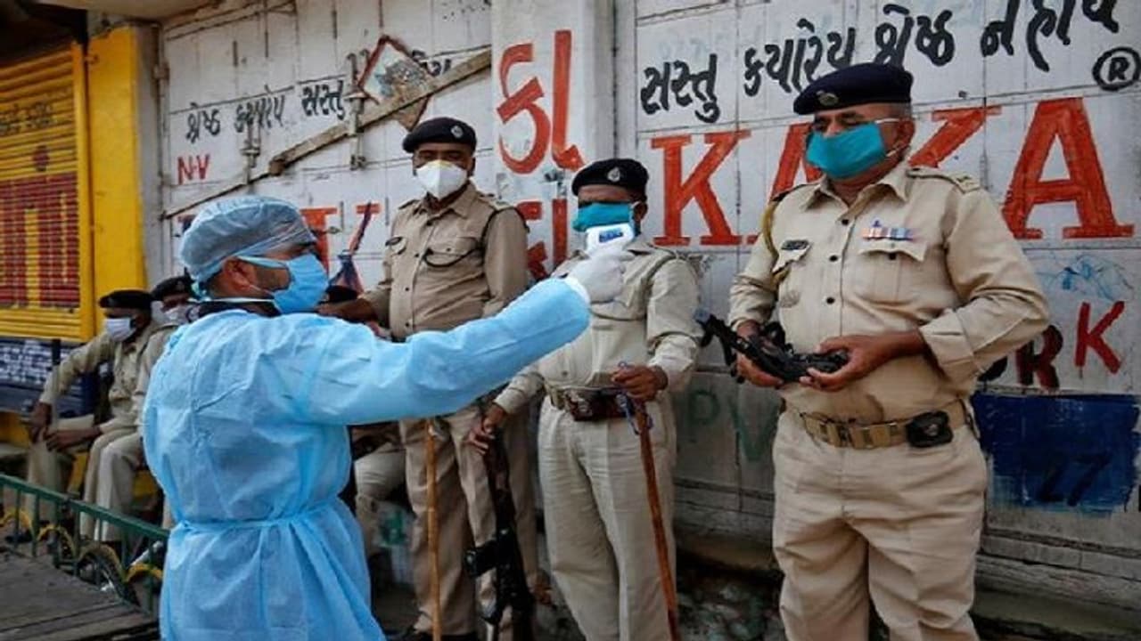 कार चोर निकला कोरोना पॉजिटिव, संकट में पड़े 36 पुलिसकर्मी, सभी किए गए क्वारंटाइन कार चोर निकला कोरोना पॉजिटिव, संकट में पड़े 36 पुलिसकर्मी, सभी किए गए क्वारंटाइन