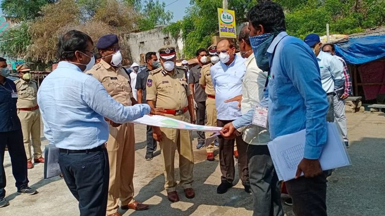 కరోనా ఎఫెక్ట్: సూర్యాపేట మార్కెట్‌ను పరిశీలించిన సీఎస్, డీజీపీ