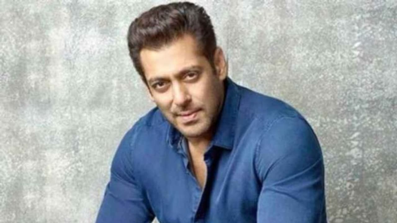 নিজের হাতে খাবারের বস্তা বইছেন সলমন, লকডাউনে ভাইরাল হল ভিডিও নিজের হাতে খাবারের বস্তা বইছেন সলমন, লকডাউনে ভাইরাল হল ভিডিও