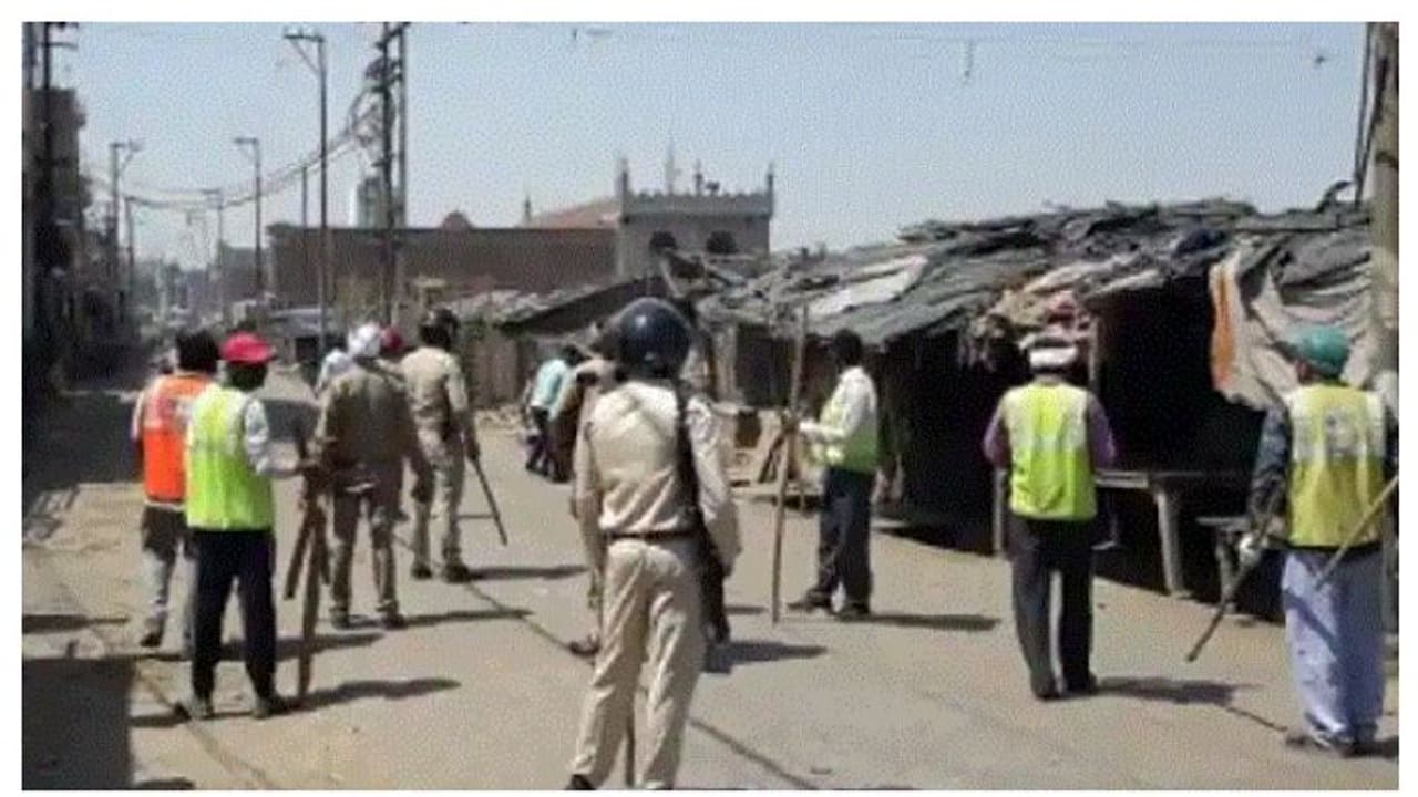 ফের কোরনা যোদ্ধাদের উপর হামলা, পুলিশ বাহিনীর দিকে ইঁট ছুঁড়ল উন্মত্ত জনতা, দেখুন ভিডিও ফের কোরনা যোদ্ধাদের উপর হামলা, পুলিশ বাহিনীর দিকে ইঁট ছুঁড়ল উন্মত্ত জনতা, দেখুন ভিডিও