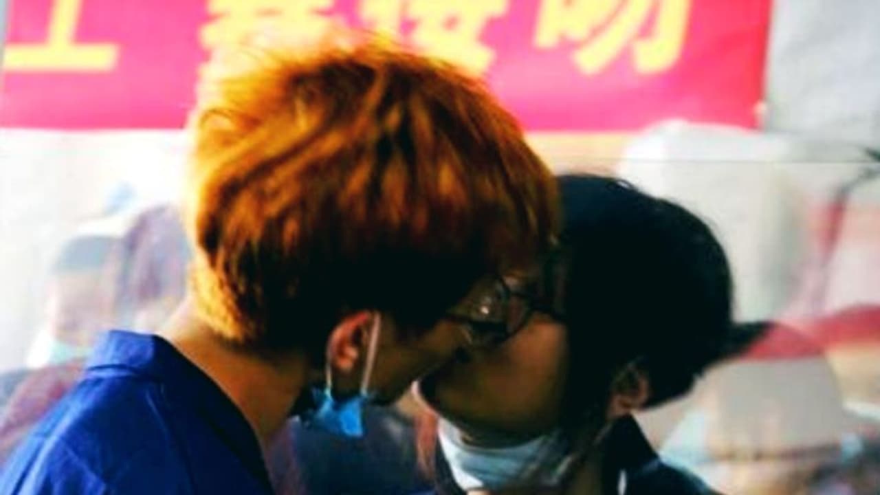 লকডাউন উঠতেই চিনে চুমু খাওয়ার প্রতিযোগিতা, দেশেই উঠল সমালোচনার ঝড় লকডাউন উঠতেই চিনে চুমু খাওয়ার প্রতিযোগিতা, দেশেই উঠল সমালোচনার ঝড়